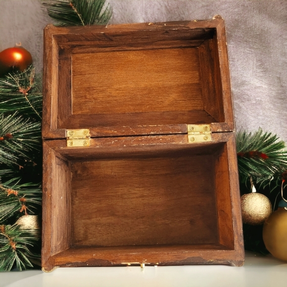 Vintage Hand-made and Hand-painted Wooden Christmas Jewelry/Trinket Box - Picture 6 of 9
